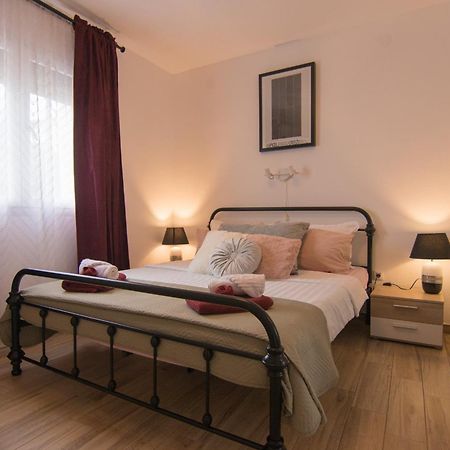 Apartments Flowers Krk Town Bagian luar foto