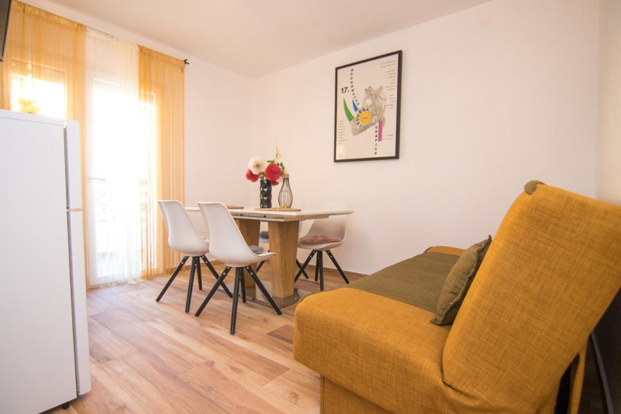 Apartments Flowers Krk Town Bagian luar foto