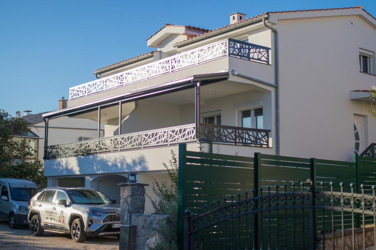 Apartments Flowers Krk Town Bagian luar foto