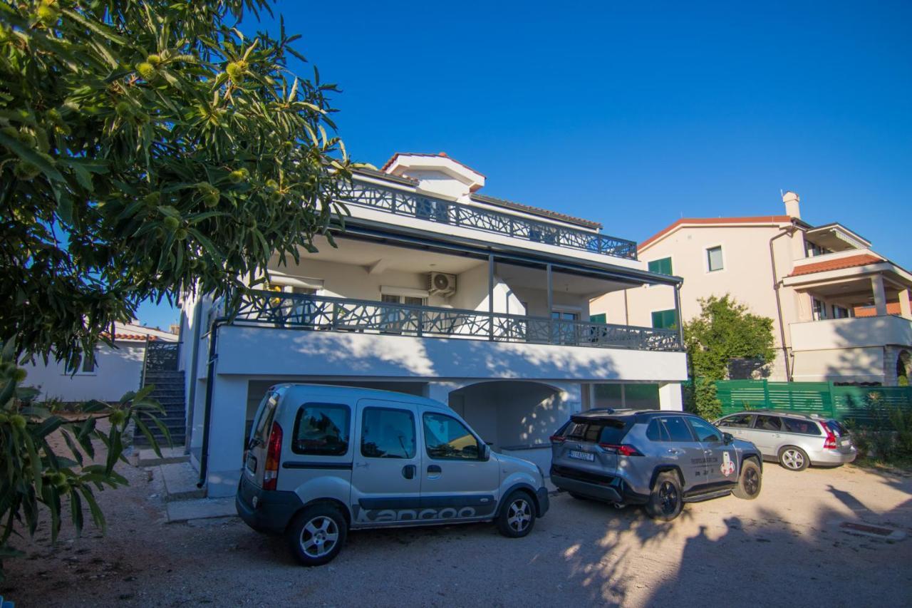 Apartments Flowers Krk Town Bagian luar foto