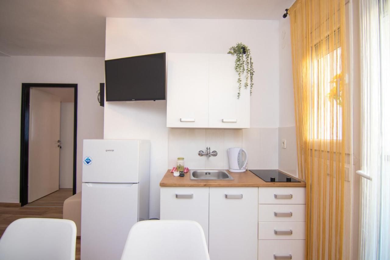 Apartments Flowers Krk Town Bagian luar foto