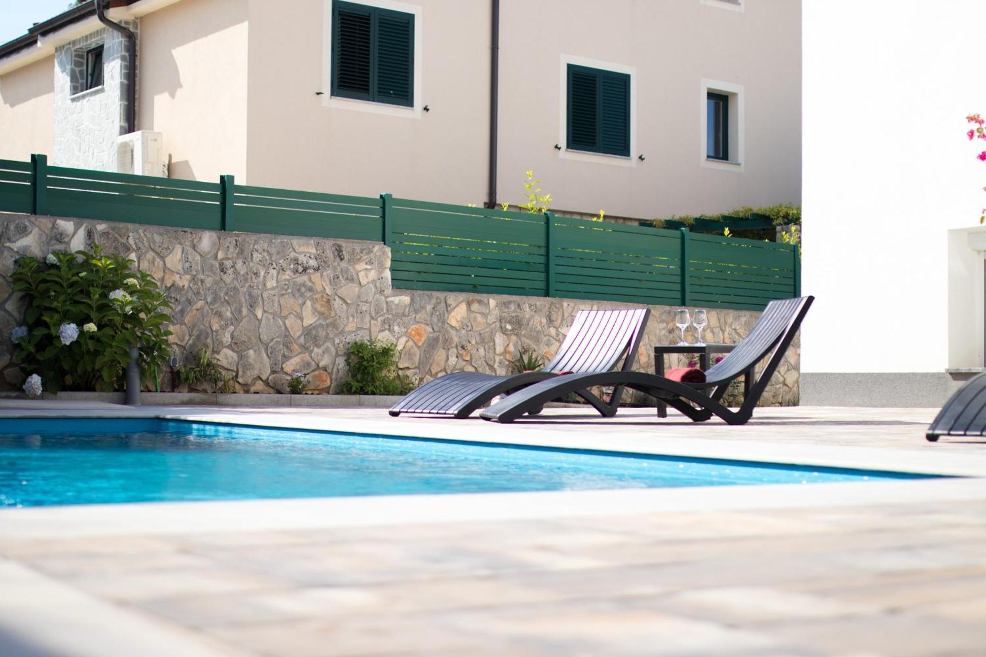 Apartments Flowers Krk Town Bagian luar foto