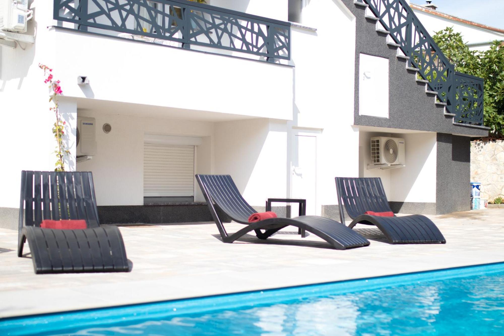 Apartments Flowers Krk Town Bagian luar foto