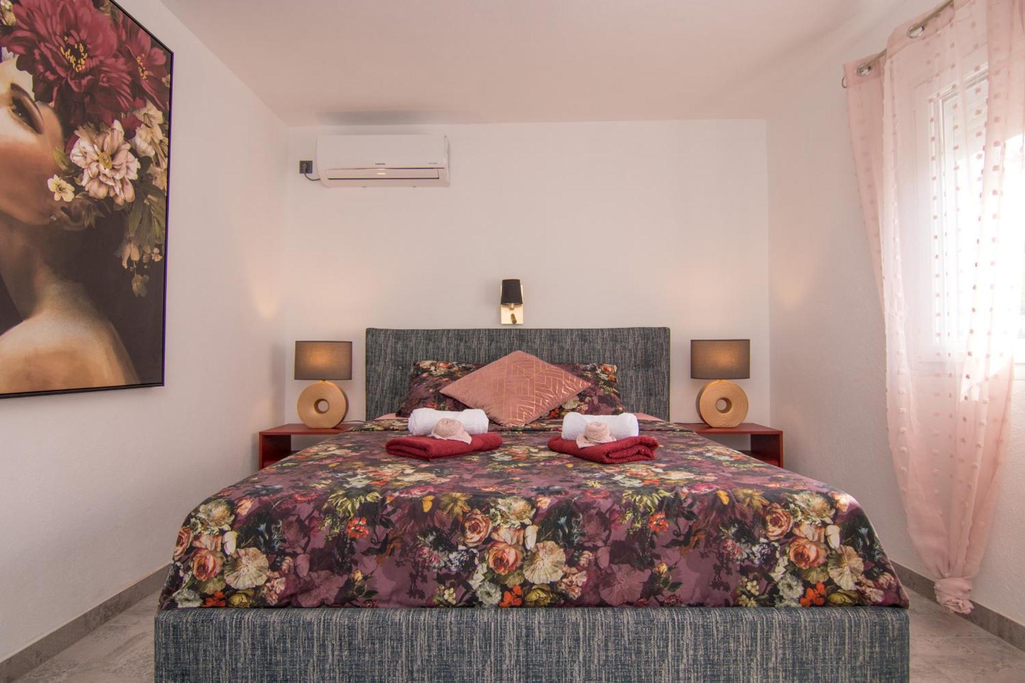 Apartments Flowers Krk Town Bagian luar foto
